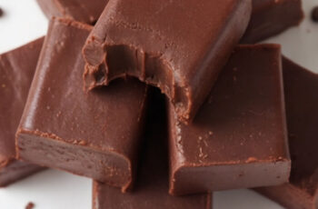 Easy 2-Ingredient Peanut Butter Fudge (No-Bake!)