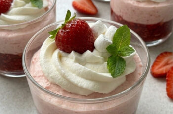 Easy Strawberry Mousse – Only 3 Ingredients (Light & Creamy!)