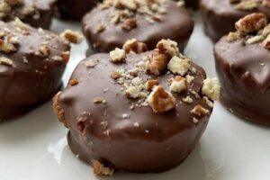 Bite-Sized Pecan Pie Truffles Everyone Loves