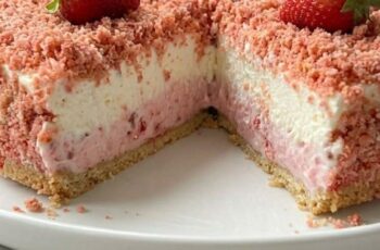 The Only Strawberry Crunch Cheesecake You’ll Ever Need