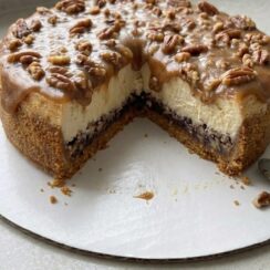Easy Pecan Pie Cheesecake with Caramelized Pecan Topping