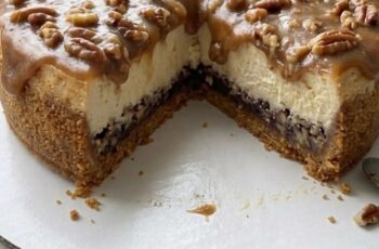Easy Pecan Pie Cheesecake with Caramelized Pecan Topping